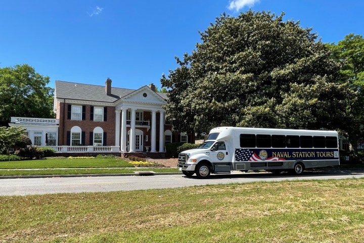 a bus parked in front of a building